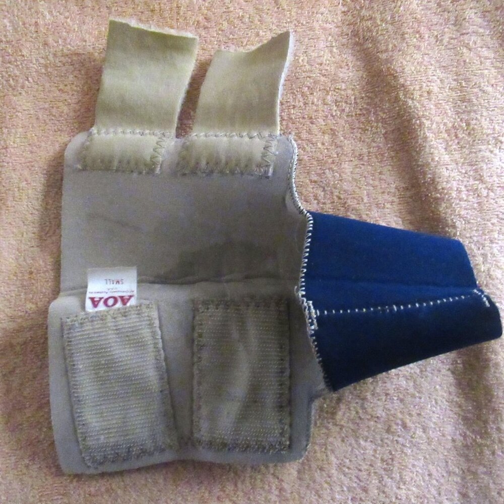 AOA orthopedic wrist/arm brace with hook/loop closures Size small